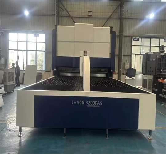 板金加工に曲げ機を使用する利点は何ですか?