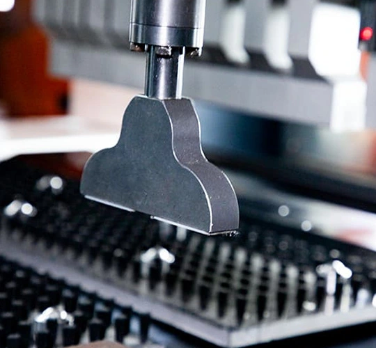 従来の処理方法と比較して: 多国間フレキシブル曲げセンターの利点